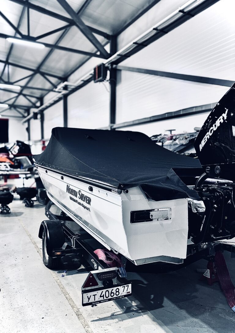 Катер NorthSilver 585 с тентом в мастерской Main Target Boats